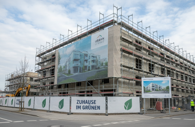 Kundenprojekt von bannerstop mit Fassadenbanner und Außenwerbung für ein Restaurant im Innenstadtbereich