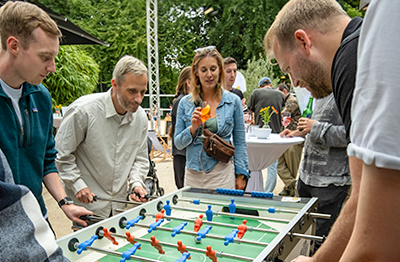 Mitarbeitende von bannerstop beim gemeinsamen Kickern